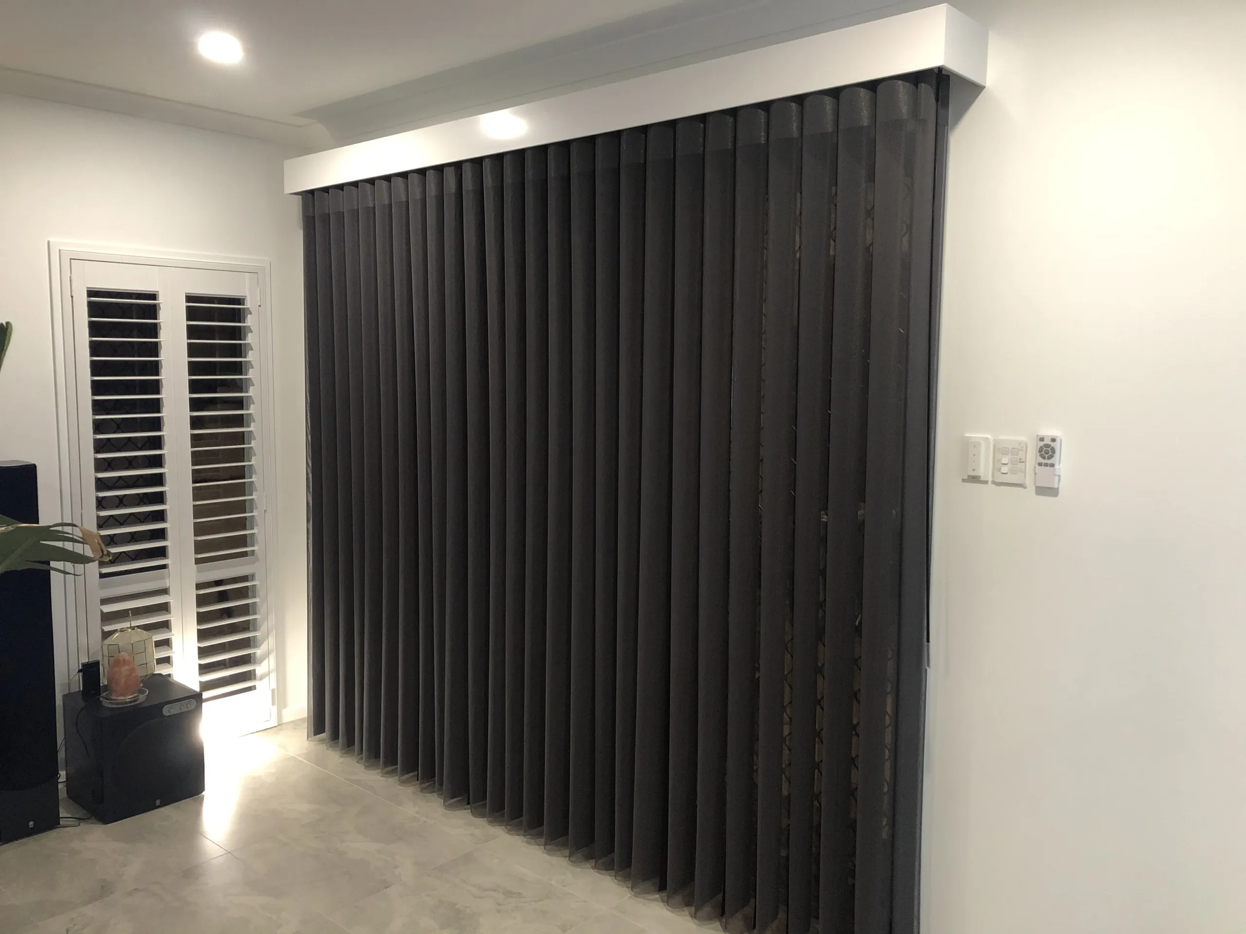 Close view of the alternating fabric vanes of Elegant Shades